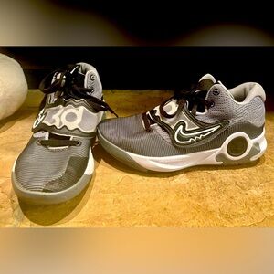 Men’s Nike KD Trey 5 Basketball shoes.